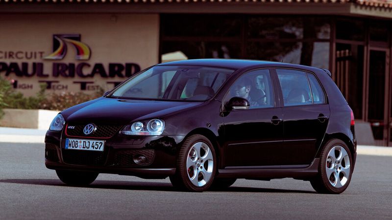„Für Jungs, die damals schon Männer waren“ lautete 2005 der Werbungslogan für den Golf V GTI mit der typischen roten Zierlinie um den Wabengrill. Die GTI-Version der von Oktober 2003 bis Oktober 2008 gebauten fünften Auflage des Golf erhielt einen neu entwickeltem turbogeladenem FSI-Motor mit 147 kW (200 PS). Zum 30-jährigen Jubiläum des  GTI stellte Volkswagen im Herbst 2006 das frontgetriebene GTI-Sondermodell Edition 30 vor. Das Sondermodell unterschied sich äußerlich durch in Wagenfarbe lackierte und gegenüber dem normalen GTI leicht modifizierte Anbauteile, dunkle Rückleuchten, schwarze Aluminiumräder Detroit und Edition-30-Schriftzug am Heck. (Bild: Volkswagen AG)