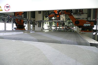 Ein Blick in den Auslauf der Pressenline wo bereits die ersten fertig umgeformten Teile erwartet werden. (Archiv: Vogel Business Media)