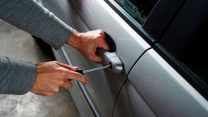 Autohändler, die bewusst einstige Diebstahlware kaufen, sollten die Risiken kennen und den Wagen vor dem Kauf gezielt auf mögliche Schäden kontrollieren, urteilte das OLG Rostock und wies Ansprüche eines Händlers ab.(Bild:  gemeinfrei /  Pixabay)