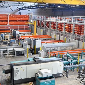 Kürzere Durchlaufzeiten: Halbzeuge gelangen aus den Lagern direkt zu zwei automatisierten Sägen zum Ablängen. (Bild: Kasto)