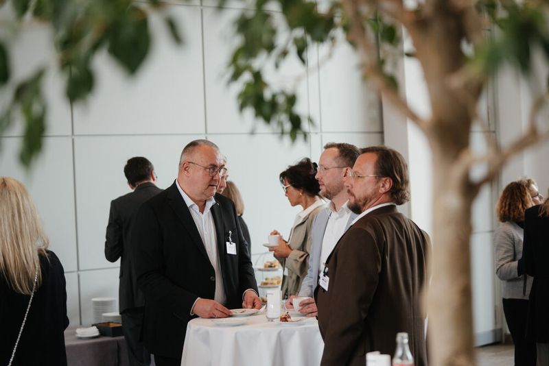 (v. l.) Dirk Meyer-Claassen (Senatskanzlei Berlin) im Gespräch mit Philip Schmidt und Jan-Lars Bey von Cassini. (Bild: Manuel Emme Fotografie)
