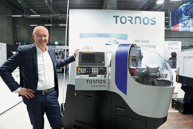 Rolph Lucassen (Head of Marketing & Communications, Tornos) neben der Swiss-Nano, die auf kleinstem Raum enormes zerspanungstechnisches Potenzial bietet. (Bild: Matthias Böhm)