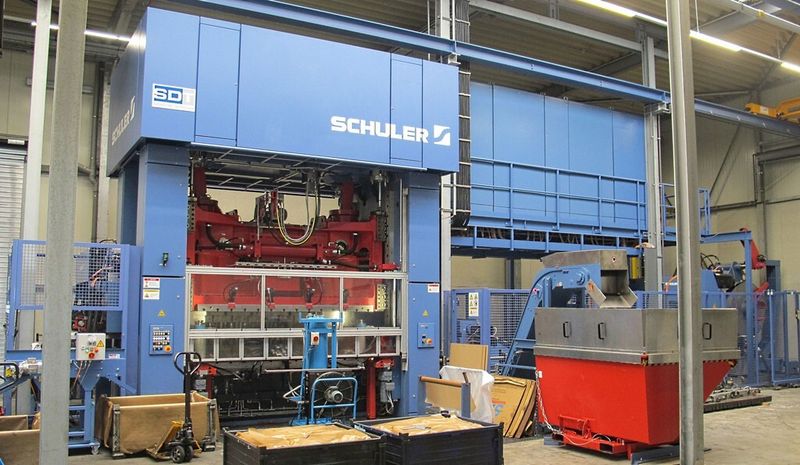 Die neue Feinrichtmaschine von SKA steht vor einer 400-t-Servopresse, die ebenfalls Schuler geliefert hat. (Bild: Schuler)