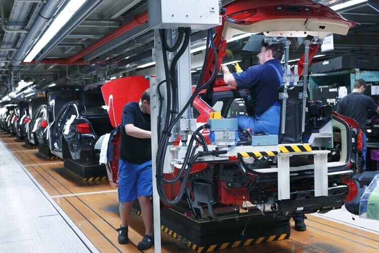 Moderne Autoproduktion im Jahr 2013: Im BMW-Werk Dingolfing werden die Modelle der 5er-, 6er- und 7er-Reihe gefertigt. (Foto: BMW)