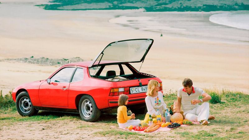 Etwas optimistisch dargestellt. Auch wenn der 924 deutlich mehr Kofferraum bzw. Ladevolumen bietet als ein 911: Personen, selbst Kinder, auf den hinteren Sitzen zu transportieren, ist jedweden Alters kein Spaß. (Bild: Porsche AG)