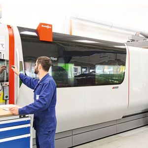 Zentrales Element der Smart Factory: An der vollständig automatisierten Laserschneidmaschine ByStar Fiber mit Portallader startet der Bediener über einen Touch-Screen die vom Produktionsplanungssystem vorgegebenen Fertigungsaufträge