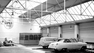 Blick in den ehemaligen Thüllen-Betrieb an der Bendstraße 1952.  (Autohaus Thüllen)