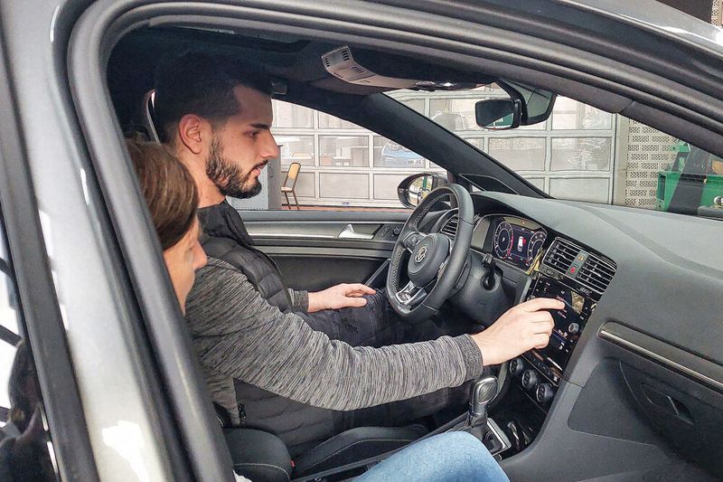 Auch Matej Radic aus Hessen achtet bei der Fahrzeugbewertung darauf, in welchem Zustand das Armaturenbrett und die Bedienelemente sind. (Bild: Weinschenk – VCG)