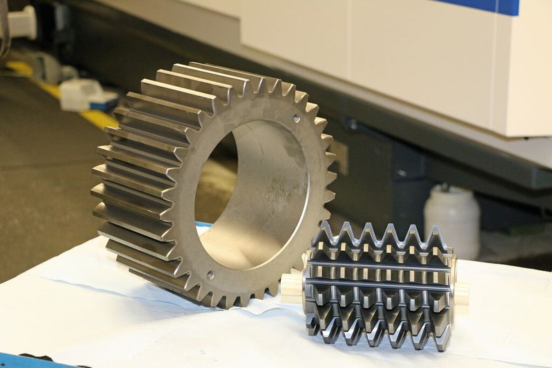 Bild 1: Das fertige Zahnrad mit seinem Erzeuger, dem Speed Core Wälzfräser. (Bild: LMT)