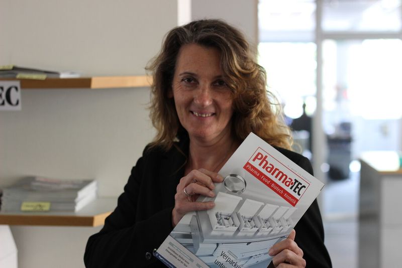 Anke Geipel-Kern mit „ihrer“ PharmaTEC: Die leitende Redakteurin weiß Bescheid, was sich in der Pharma- und Foodbranche tut. (Bild: Ernhofer / PROCESS)