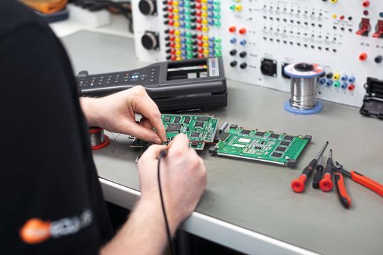 Ecu.de bzw. Glaubitz setzt seit vielen Jahren erfolgreich elektronische Fahrzeugkomponenten instand. Doch auch das, womit Werkstätten diese prüfen, also Diagnostester und Co., repariert das Zittauer Unternehmen – in der Regel zu sehr günstigen Konditionen.(Bild:  Glaubitz)