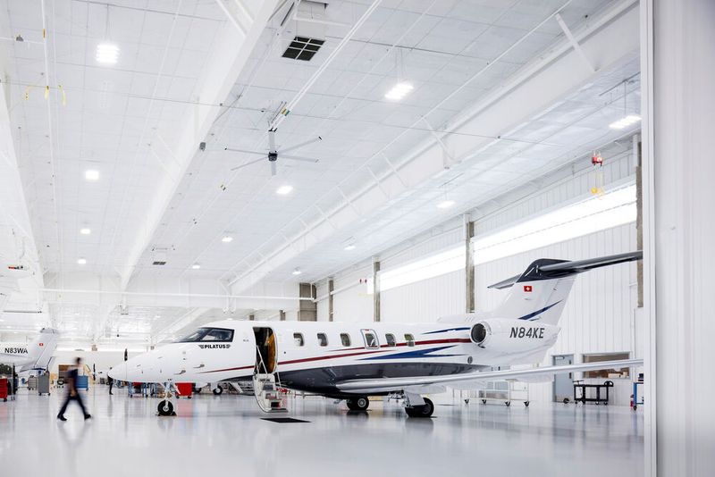 Das neue Gebäude wird ein Auslieferungszentrum beherbergen, in dem Kundinnen und Kunden aus dem ganzen Land ihren «PC-12» oder «PC-24» konfigurieren und personalisieren können. (Bild: Pilatus)