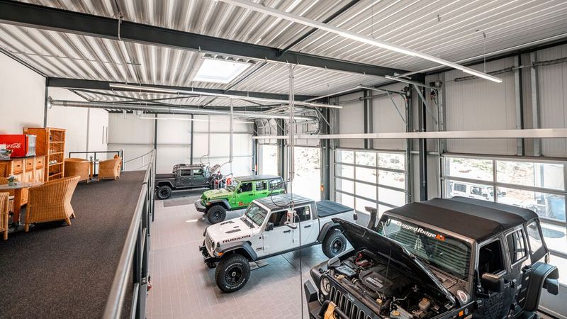Über die eigene Jeep-Tuning-Marke „Revamp“ baute das Unternehmen 2019 knapp 90 Geländewagen um. (Bild: Allrad Schmitt)