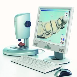 Rapid Manufacturing: Die Firma Sirona nutzt das Direkte Metall Laser-Sintern zur Herstellung von Zahnersatz aus einer speziellen Kobalt-Chrom-Legierung (links). Bisher wurde das Metall vergossen (rechts).