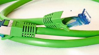 Die robusten Patchkabel von Helukabel eignen sich als langlebige Anschlusskabel für bewegliche Monitore. (Bild: Helukabel)