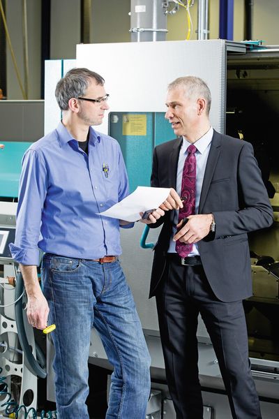 Martin Moser, Technischer Leiter bei Blum (links) im Gespräch mit dem Horn-Außendienstmitarbeiter Karl Schonhardt. (Bild: Horn)