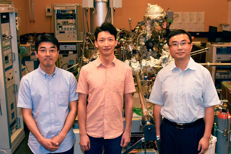 Left to right: Group Leader Dr. Luis Ono, First Author Dr. Longbin Qiu, and Unit Head Prof. Yabing Qi, all of the Energy Materials and Surface Sciences Unit. (Oist)