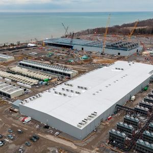 Die Luftaufnahme von einem Teil des Terawulf-Campus stammt aus dem April dieses Jahres. Geplant sind für dieses Gelände, auf dem sich vorher ein Kohlekraftwerk befunden hat, derzeit für HPC und IT-Workloads rund 600 Megawatt, eventuell 750 Megawatt, mit der Möglichkeit auf ein Gigawatt aufzustocken. Bereits unter Vertrag sind derzeit 438 Megawatt und 162 in Betrieb. Kunden sind Core 42, Google beziehungsweise Fluidstack. (Bild:  Schneider Electric)