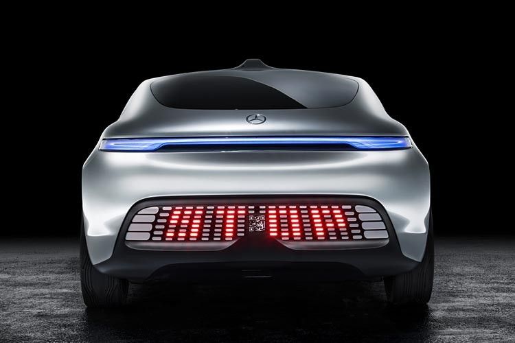 Kommt der Verkehr vor dem Forschungsfahrzeug dagegen unerwartet ganz zum Stillstand, blinkt „Stop“ mehrfach auf. (Foto: Daimler)