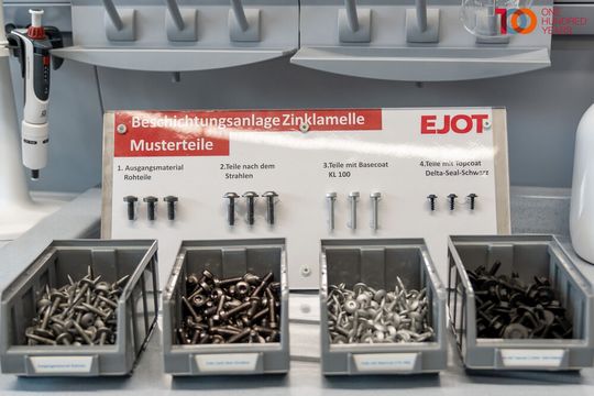 Mit der WMV Pulz bei Ejot dünn und gleichmäßig beschichtete kleine Schrauben. Die Anlage verhindert, das Torx- oder andere Angriffsbereiche für die Bits von Schraubwerkzeugen nicht mehr mit Beschichtungsmaterial vollaufen. Das klappt bisher für M2- bis M16-Schrauben. (Bild:  Ejot)