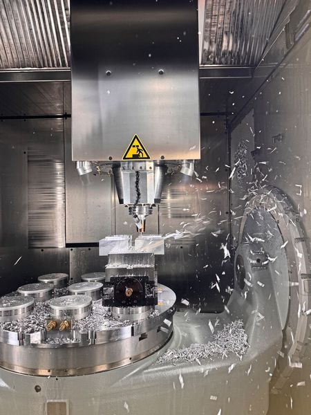 Die Bearbeitung von Leichtbau-Werkstoffen wie Aluminium und Al-Legierungen erfordert hochmoderne Werkzeuge und spezialisiertes Know-how. Beim Presse-Event in Tübingen gaben die Walter-Experten aufschlussreiche Einblicke in die Welt der Leichtmetallbearbeitung und zeigten interessante Innovationen der Walter AG. (Bild: Sonnenberg)