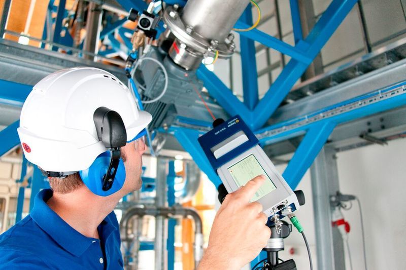 Vibrogo von Polytec ist eine mobile Laser-Schwingungsmesstechnik für Forscher und Ingenieure. Berührungslos erfasst Vibrogo das reale Schwingverhalten, Akustik und Dynamik angeregter Strukturen mit einer großen Frequenzbandbreite von DC bis 100 kHz. Das Gerät hilft laut Hersteller dabei, Phänomenen der Dynamik und Akustik in Natur und Technik auf den Grund zu gehen und kann als Basis für die Forschung, Produktentwicklung und Qualitätssicherung dienen. (Polytec)