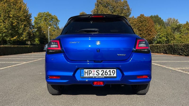 In der Einstiegsvariante Club ist der Swift ab 20.000 Euro zu haben. Unser Testwagen in der Ausstattung Comfort+ mit CVT-Automatik und zweifarbigem Metallic-Lack kommt auf 25.530 Euro. (Bild: Achter – VCG)