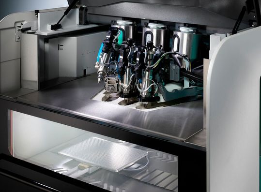 Arburgadditive wird auf der Rapid+tct 2025 Anfang April in Detroit ausstellen. Ein Schwerpunkt wird der für Hochtemperaturdruck ausgelegte Freeformer 750-3X sein (Bild), wie man erfährt. Aber auch die dazu passenden Kunststofftypen werden präsentiert ...(Bild:  Arburg)