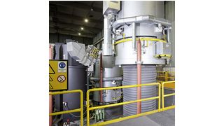 Ebner Glühanlage beim Wechsel der Heizhaube. (Bild: Knauf Interfer)