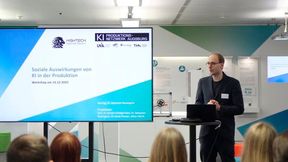 Beschäftigte in Werkhallen sehen KI eher als Entlastung, denn als Bedrohung: Dr. Sebastian Rosengrün präsentiert seine Ergebnisse den beteiligten Unternehmen. (Bild: Centre for Future Production)