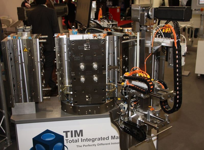 The TIM stack injection mould from Zahoransky consists of two tool sides with a rotating cube in the middle. Two different parts can thereby be produced on one tool, according to the supplier. (Source: Culp)