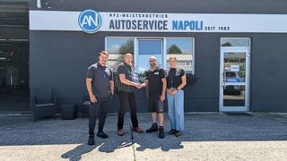 Partner in Sachen Tesla-Service: (v. l.) Niklas Persch und Joerg Dudziak von Nik’s Garage und Carlo Napoli und Anja Beermann von Autoservice Napoli. (Bild: Rosenow – VCG)