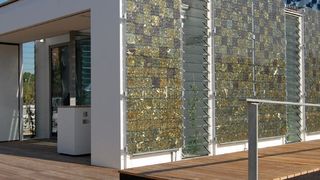 Für die PV-Fassade von „home+“ stellte Sunways multikristalline Solarzellen in den Farben Bronze und Gold zur Verfügung. In den speziellen Dachmodulen wurden schwarze monokristalline Solarzellen eingesetzt. Bild: Sunways (Archiv: Vogel Business Media)