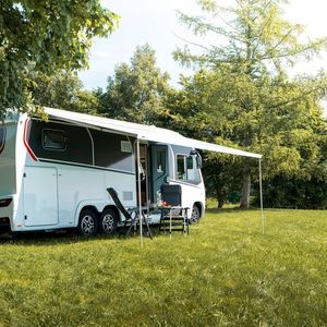 Bei satten 8,60 Metern Länge mangelt es dem 5,4-Tonner im Innenraum weder an Platz noch an Stauraum.(Bild:  Dethleffs)