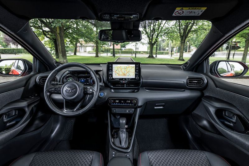 Innen geht es auf Wunsch edel zu. (Bild: Toyota)