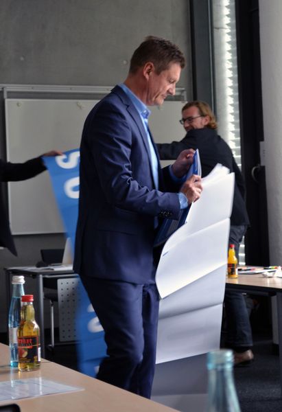 Dass es sich in der Tat um ein „Giant Mailing“ handelt, davon konnte sich die Jury hautnah überzeugen. Jörg Dambacher hatte das Mailing dabei und entfaltete stolze 11,8 Meter Papier zwischen den Tischen. (Bildquelle: marconomy)