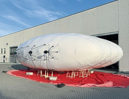 Thanks to their hybrid concept with aerodynamic and aerostatic lift, the innovative airships from Italian manufacturer Flo Fleet S. r. l. are ideal for monitoring infrastructure technology.(Image: Flo Fleet)