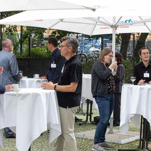 Zwischen den Vorträgen konnten die Besucher im Außenbereich das Gehörte nochmaal revue passieren lassen und Netzwerken.(Bild:  Photoart Berlin)
