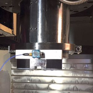 Klein mit großer Wirkung: Der digitale Sensor unterstützt die CNC-Maschine beim Erzielen bester Ergebnisse.(Bild:  Mittelstand4.0-Kompetenzzentrum Ilmenau)