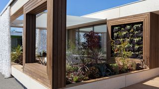 So sehen Sieger aus: Das Hofhaus LISI des Team Austria gewinnt den Solar Decathlos 2013 (Solar Decathlon)