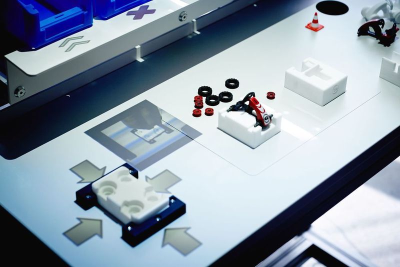 Ein großes Thema der Industrie 4.0 ist die Zusammenarbeit zwischen Mensch und Maschine. Diese kann durch das Assistenzsystem und die Ulixes ARP unterstützt werden. (Bild: Ulixes Robotersysteme)