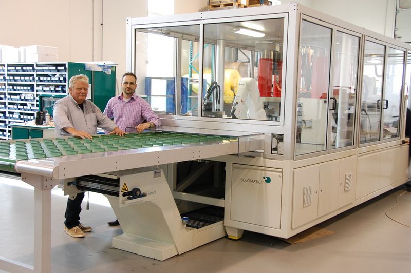 Bild 2: Die Maschine von Solomatic stanzt, schneidet und biegt Dichtungsleisten und Gummidichtungen. (Bild: Bosch Rexroth)