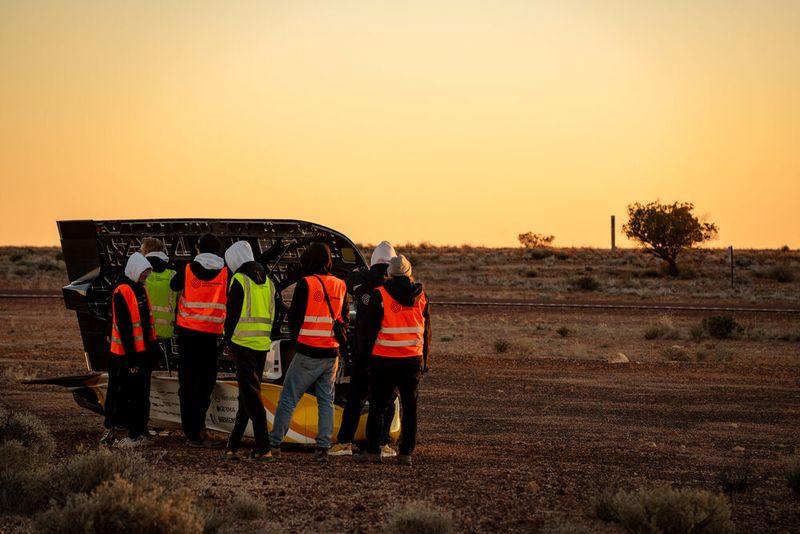 Das Team bei der Inspektion des Covestro Æthon. (Bild: Team Sonnenwagen)