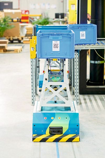 Die Tragkraft des fahrerlosen Transporters „LEO locative“ für Behälter, Tablare und Kartonagen beträgt statt wie bisher 20 nun bis zu 35 Kilogramm. (Bild: Bito-Lagertechnik)