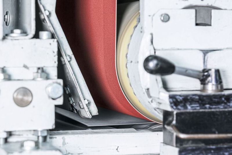 VSM stellt zur Euroblech außerdem das System VSM Compactgrain vor. Speziell für den Flachschliff ausgelegt, soll des beim Zwischen- und Feinschliff hervorragende Schliffbilder bei konstantem Abtrag und langer Standzeit liefern. (VSM)