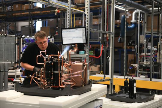 (Produktion Kältekreis mit SAP ME inklusive Arbeitsanweisung und Werkerführung. Bild: IGZ)