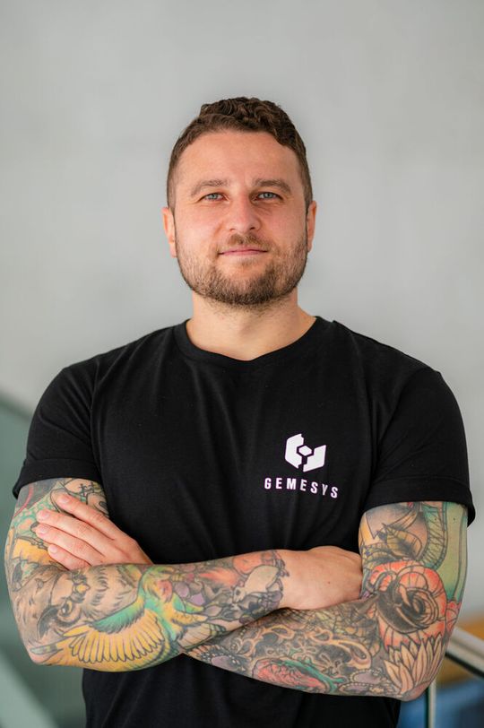 „Memristoren besitzen das Potenzial, neuronale Netze mit Milliarden von Parametern auf der Fläche eines Fingernagels zu realisieren.“, sagt Dr.-Ing. Dennis Michaelis, Mitgründer und Geschäftsführer der GEMESYS GmbH aus Bochum.(Bild:  GEMESYS)