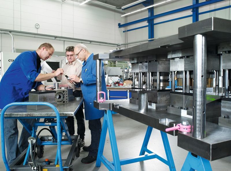 Feinabstimmung eines neuen Werkzeuges bei Hafner in Wellendingen. (Hafner)