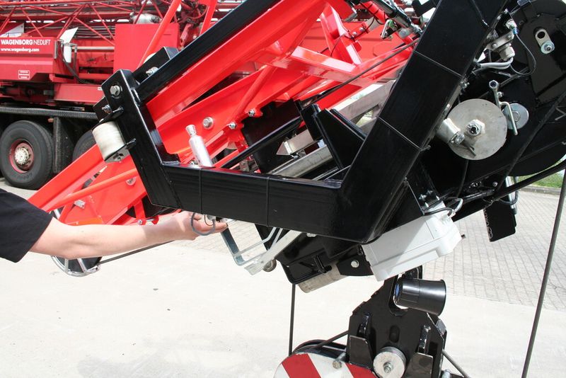 Detailaufnahem einer Industiegasfeder in einem mobilen Faltkran. (Bild: Spierings Cranes)