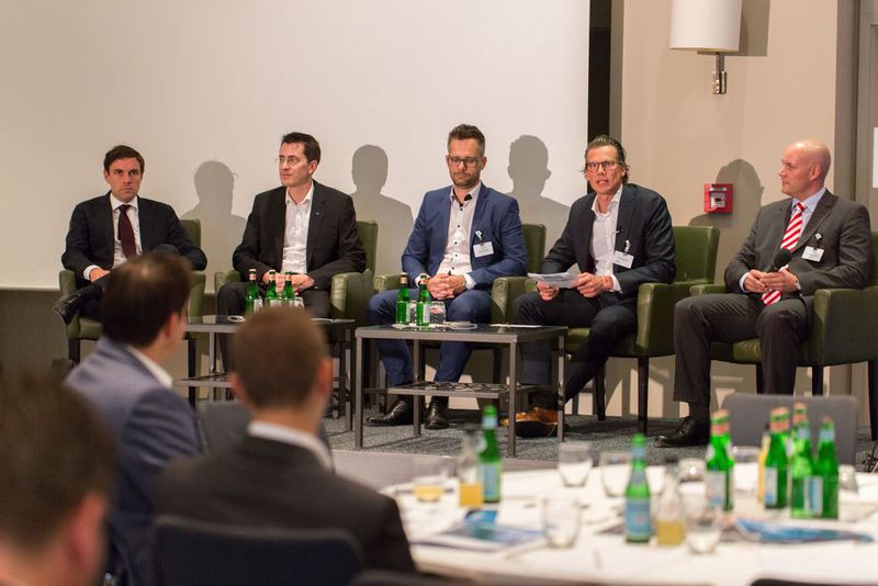 In der Podiumsdiskussion von Dr. Carlo Velten diskutierten Prof. Dr. Marco Gercke (Cybercrime Research Institute), Matthias Feldmann (Carl Zeiss), Herbert Lohninger (Porsche Informatik) und Jan F. Pielhau (KHS) über »mobiles Arbieten in Digital Labs & Co-Working-Spaces«. (www.bergemann-fotografie.de)